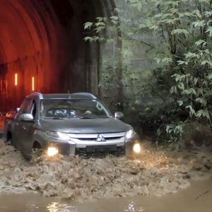 Mitsubishi L200 Triton encara o desafio de puxar bicampeão de Skimboard em túnel alagado